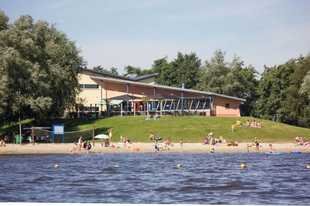 Ruime 5-Persoons Chalet Aan Het Bergumermeer Suameer Extérieur photo